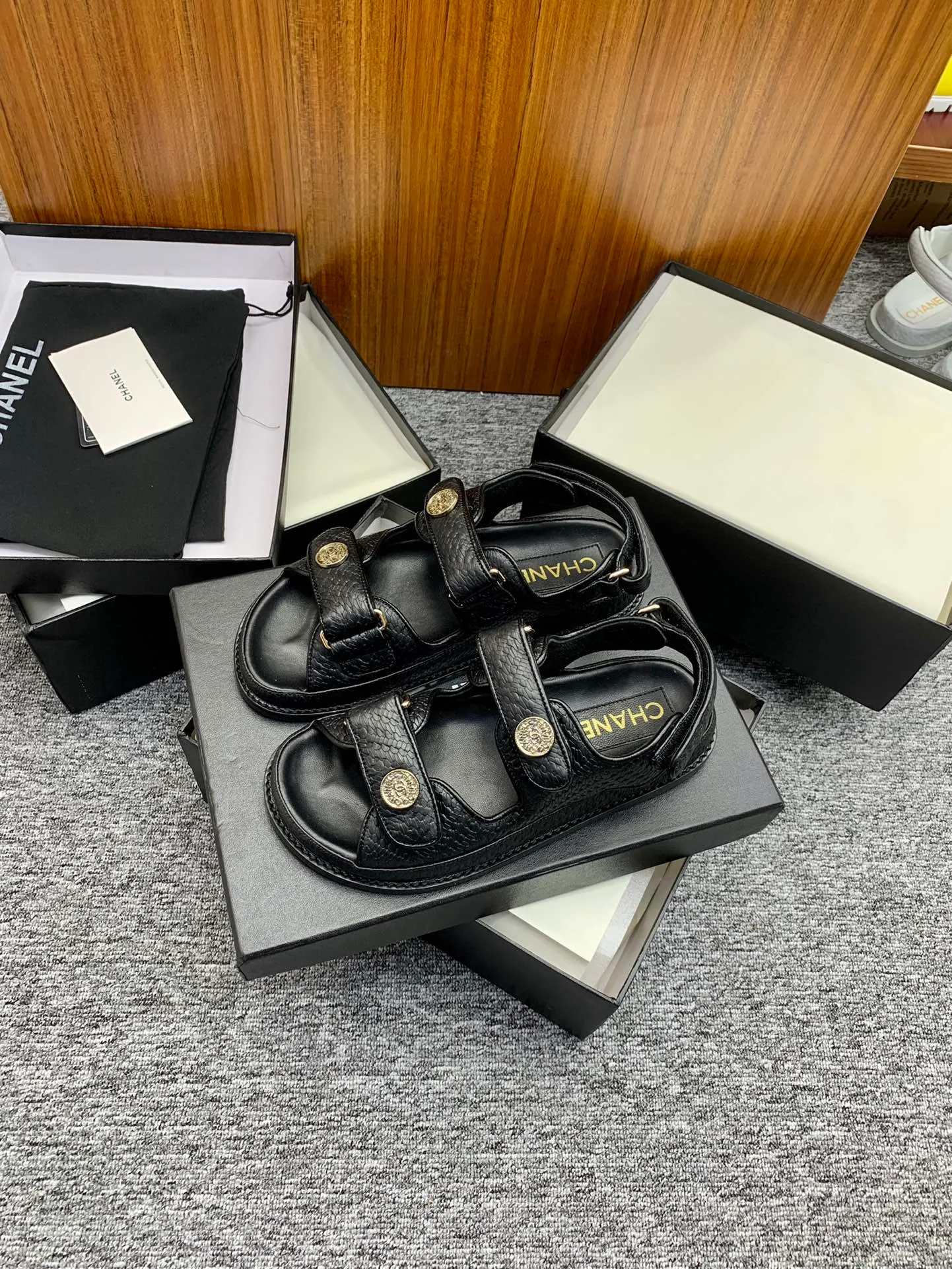 👟👟Ex-factory price 480👟👟 👑Crown👑Top purchasing version✈️ CHANEL Xiaoxiang 2022 spring and summer latest season double C Velcro casual sandals! Summer beach sandals 🏖️! A sandal that is super comfortable on your feet! A must-have classic! ✊Adhere to the original 1:1 mold customization! Feel free to compare! Give you a genuine foot feel! The first choice for high-end customers to purchase ❤️ [Material] 👑 Fabric: Original customized pebbled cowhide/satin buckle 👑 Lining: Original imported water-dyed sheepskin 👑 Outsole: Original open-molded genuine leather outsole [Number of yards] 35-41 (⚠️34/41 needs to be customized, non-refundable and non-exchangeable) [Packaging] 🎁Configured with original packaging